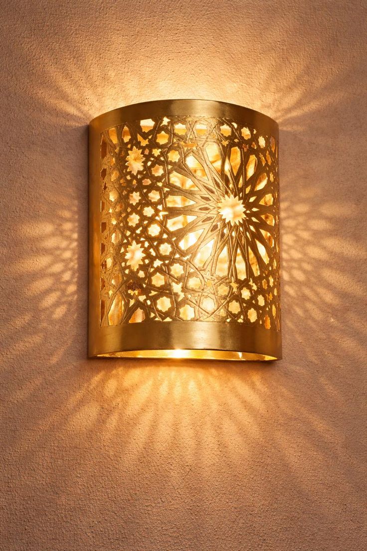 Pengrajin Lentera Art Bali membuat lampu hias Maroko